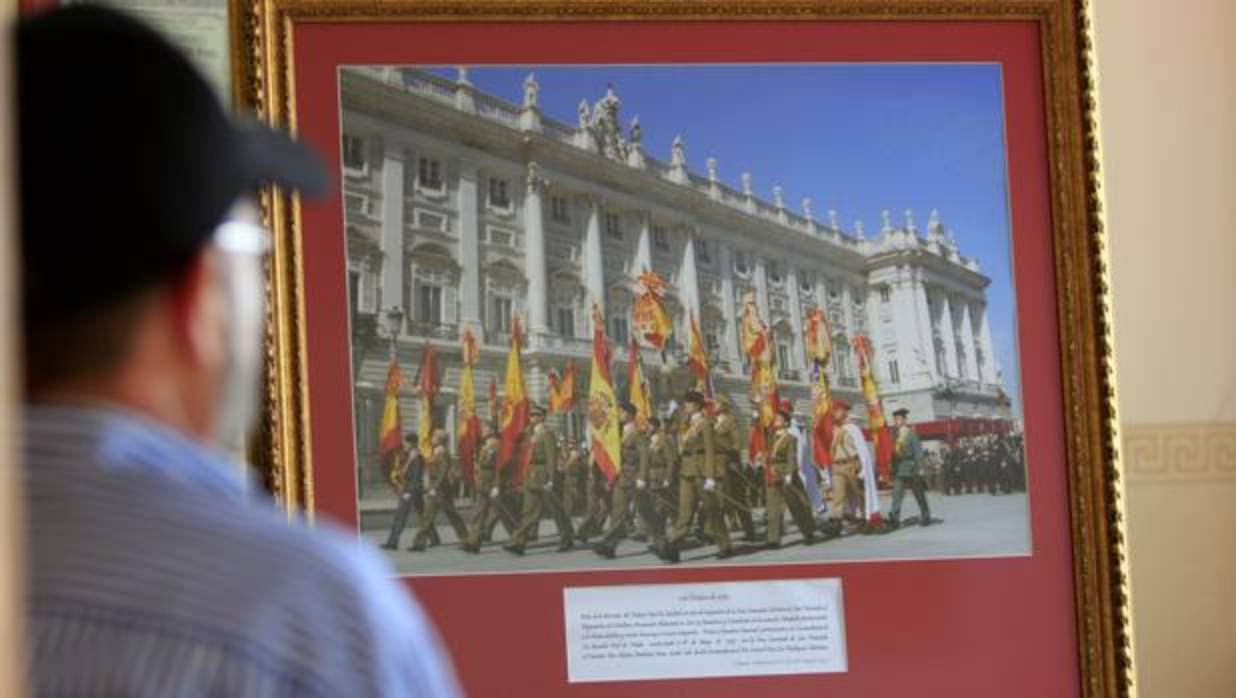 Miguel mira, este martes, la fotografía enmarcada que donó a la Guardia Civil en agosto y que el jefe de la comandancia de Toledo luego rechazó