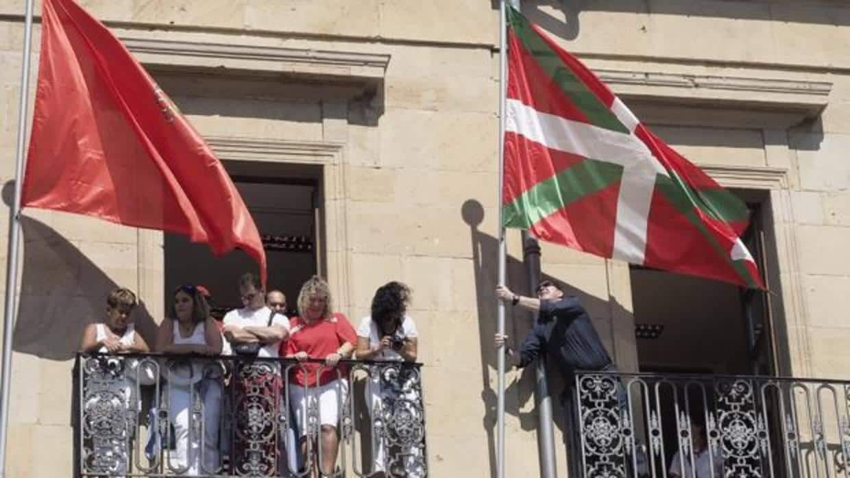 La ikurriña, bandera oficial del País Vasco, colocada en el Ayuntamiento de Tafalla, en Navarra