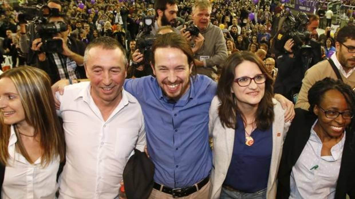 Imagen de Iglesias y Oltra, en el centro, tomada en un mitin en Alicante en 2015