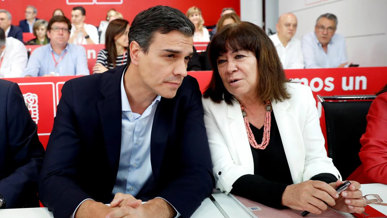 El secretario general del PSOE, Pedro Sánchez, y la presidenta, Micaela Navarro