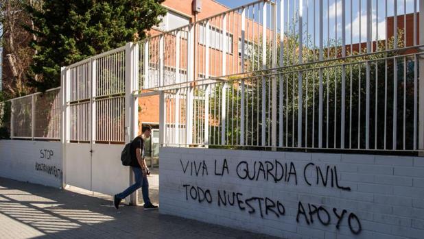 El PSC apoya y el PP se abstiene en una moción de apoyo a los profesores de Sant Andreu