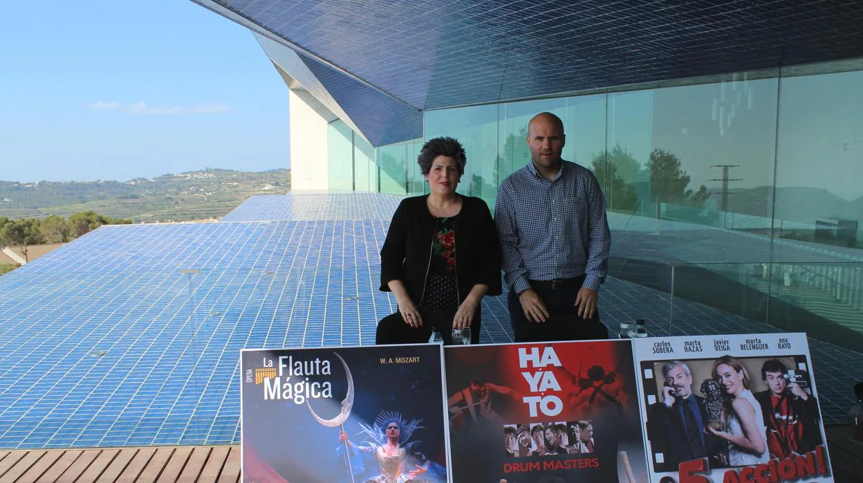 Carlos Linares y Maite Serrat, con carteles de varios espectáculos programados en el Auditori Teulada Moraira