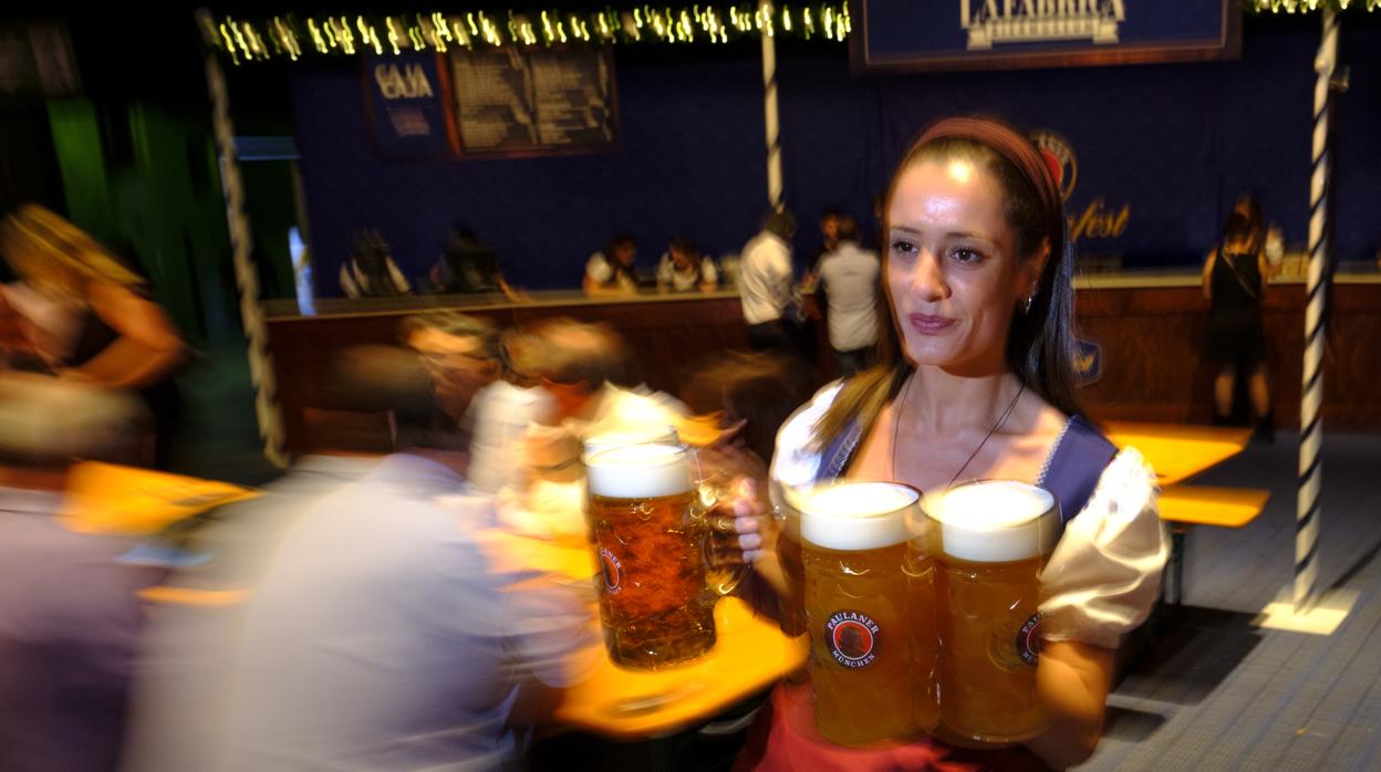 Una camarera porta varias cervezas en la Oktoberfest de 2018 en Madrid