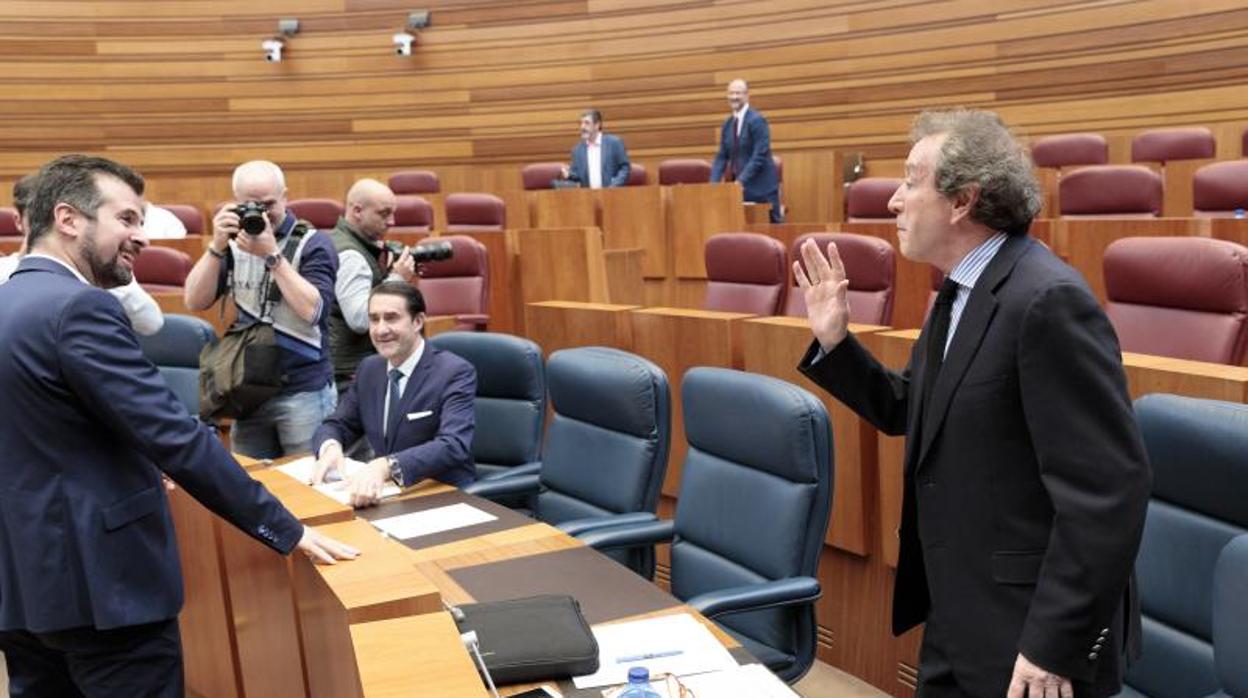 El portavoz de PSOE, Luis Tudanca,, y el vicepresidente, José Antonio de Santiago-Juárez, este pasado martes en el pleno