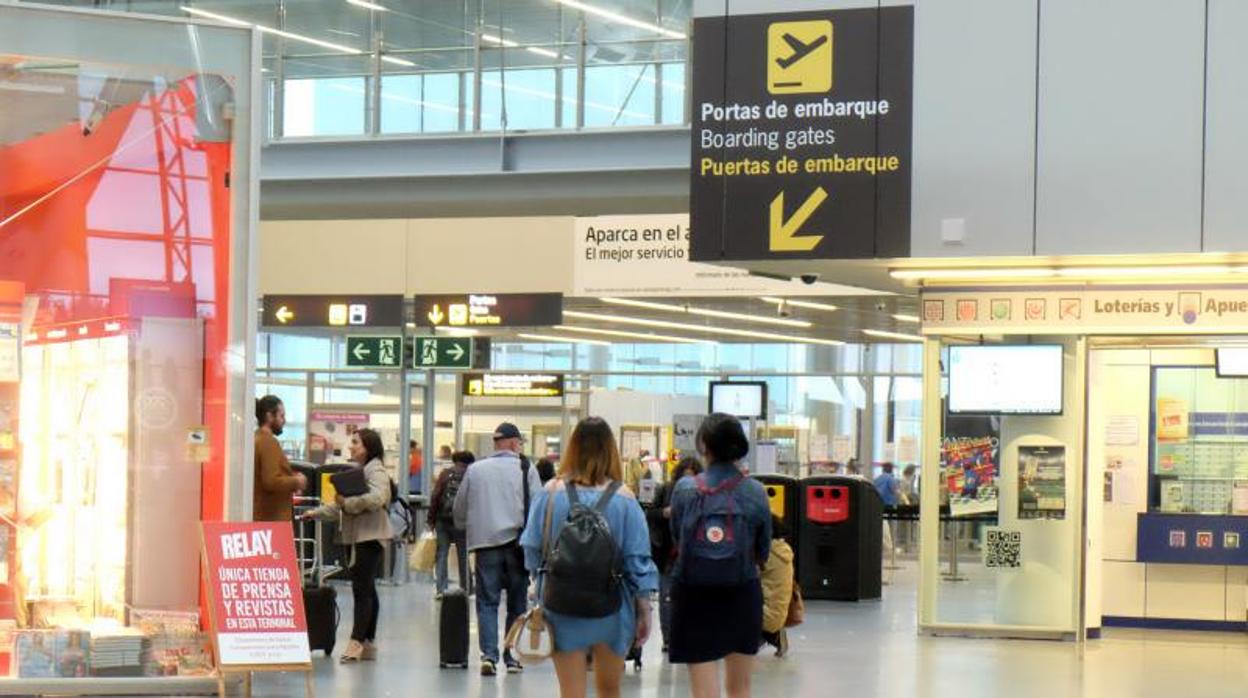 Viajeros en la terminal del Aeropuerto de Santiago