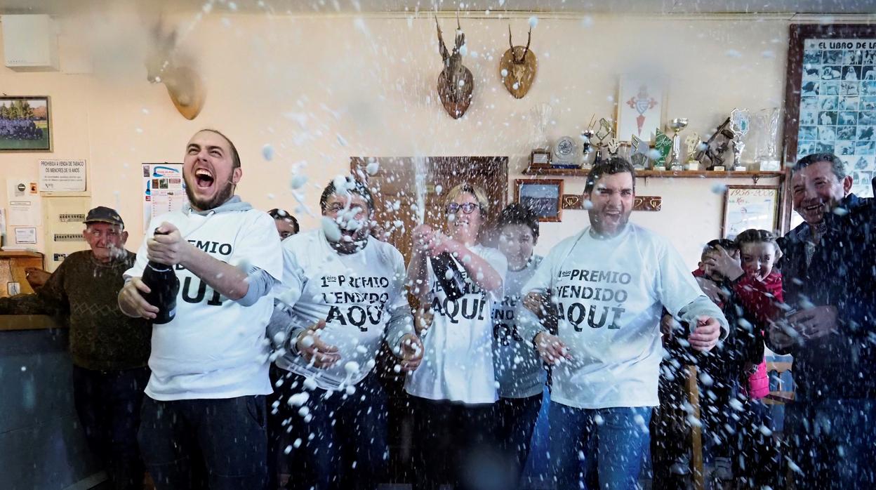 Vecinos de Vilalba celebran el premio Gordo de la Lotería de la pasada Navidad.
