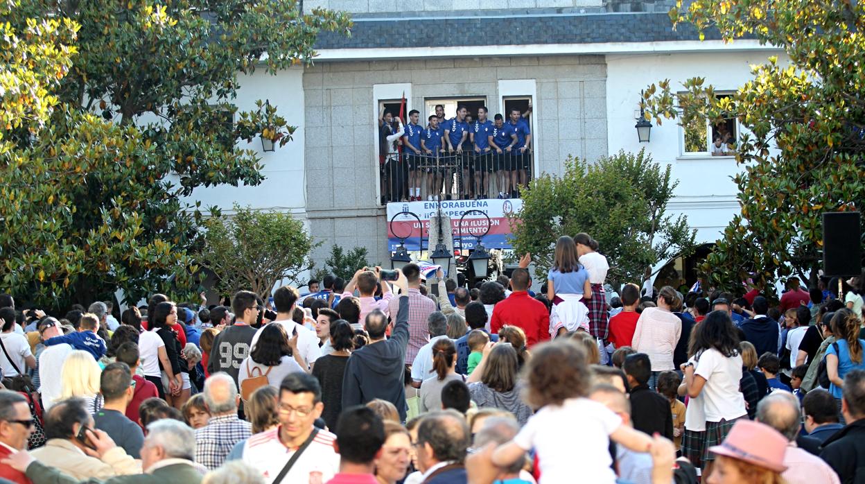 Una multitud de aficionados arropa al Rayo Majadahonda, ayer por la tarde