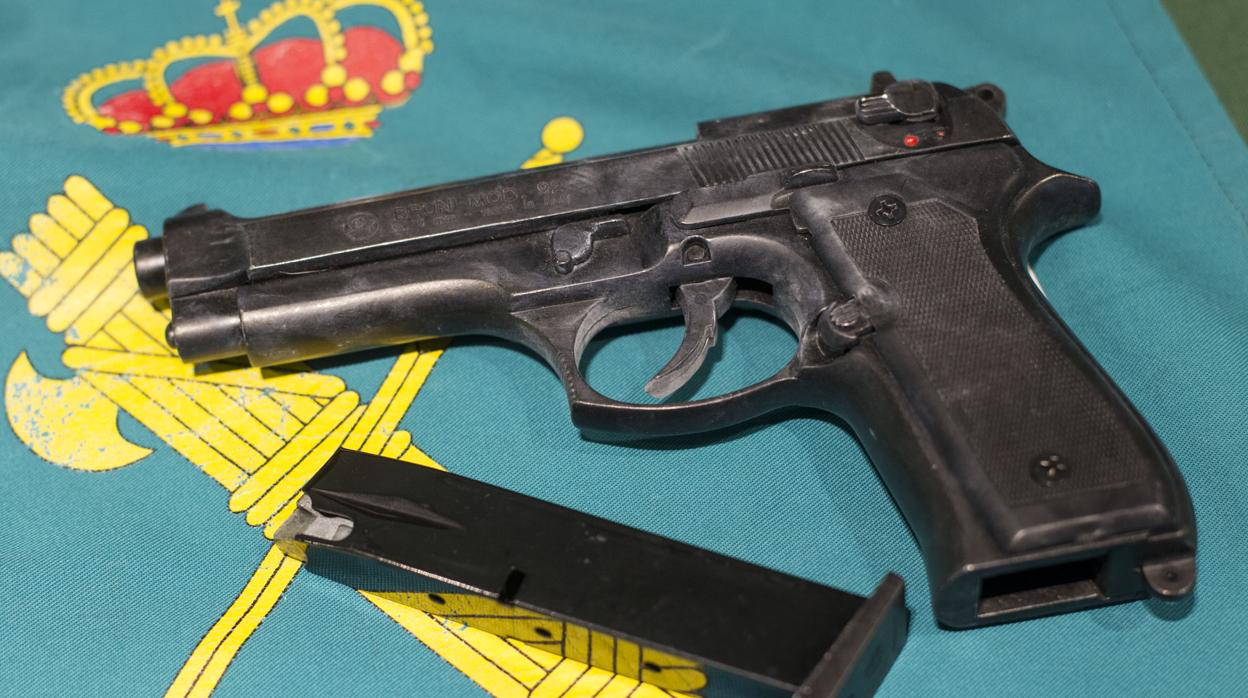 Una pistola requisada por la Guardia Civil