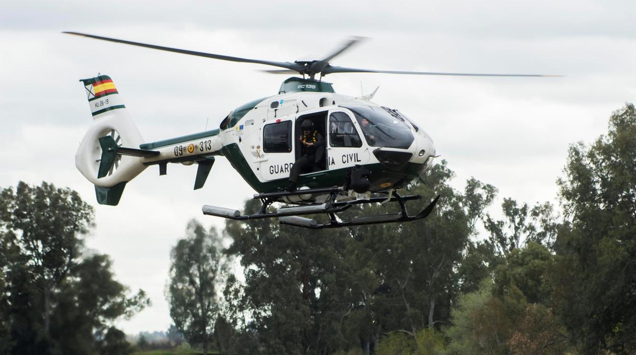 Un helicóptero de la Guardia Civil en labores de rescate en una imagen de archivo