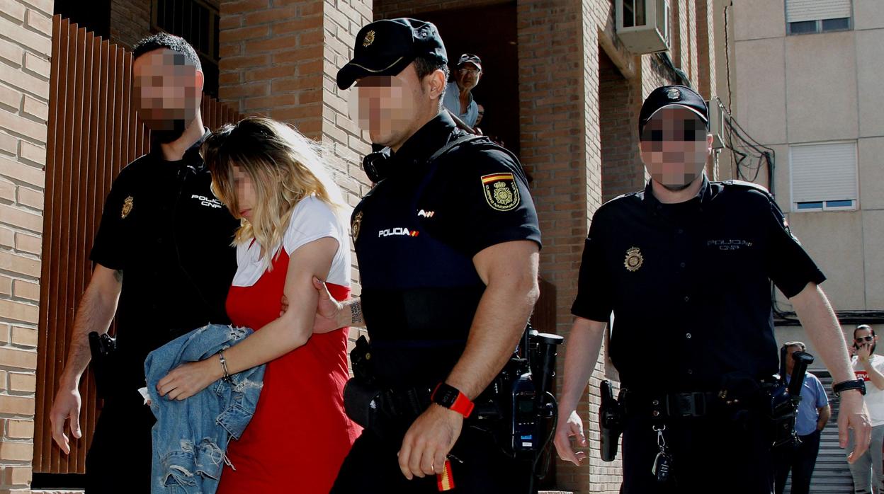 Imagen de la detenida a su llegada a los juzgados de Elda