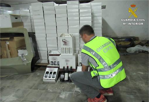 Detenidos por querer vender 20.000 botellas de vino no aptas para consumo