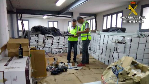 Detenidos por querer vender 20.000 botellas de vino no aptas para consumo