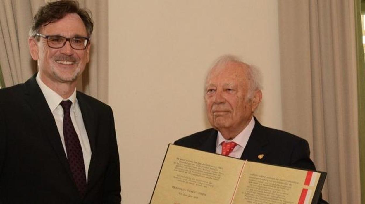 Wolfredo Wildpret de la Torre con el Premio Tüxen