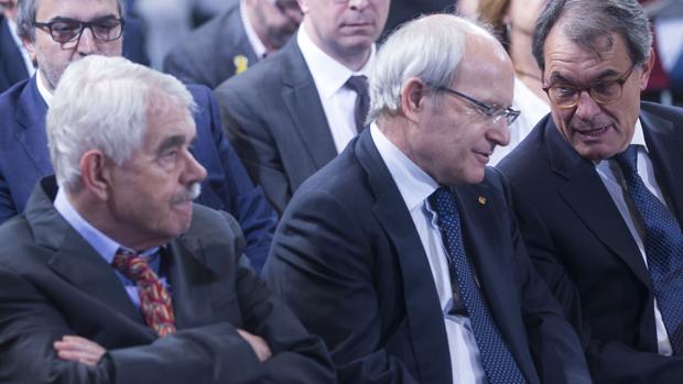 Pasqual Maragall acompaña a su hermano Ernest en la toma de posesión