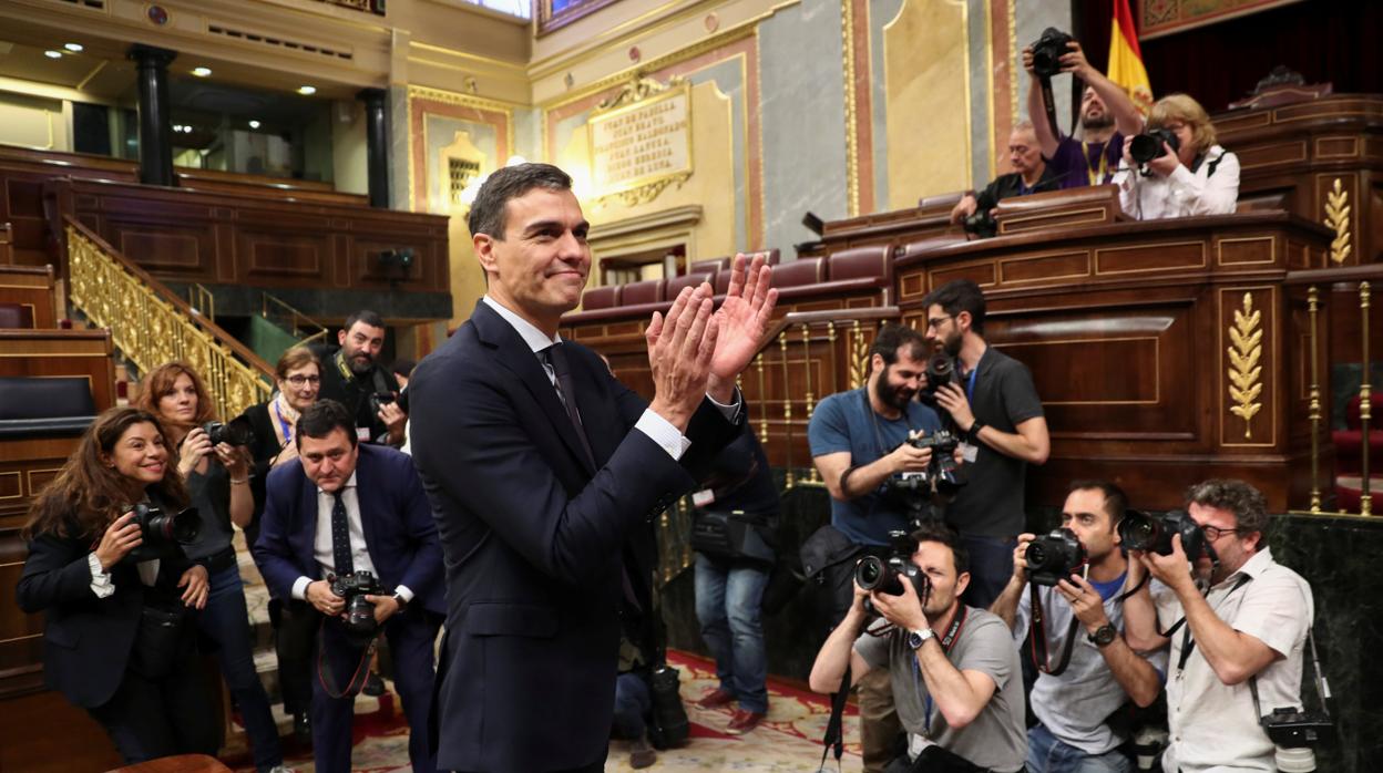 El líder socialista Pedro Sánchez tras ganar la votación de la moción de censura