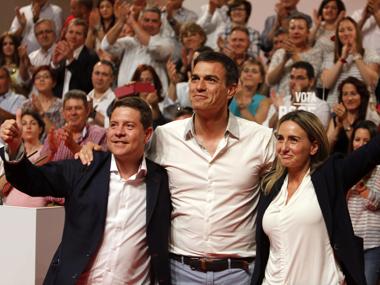 Pedro Sánchez con Emiliano García-Page y Milagros Tolón en el congreso regional del PSOE en octubre del año pasado