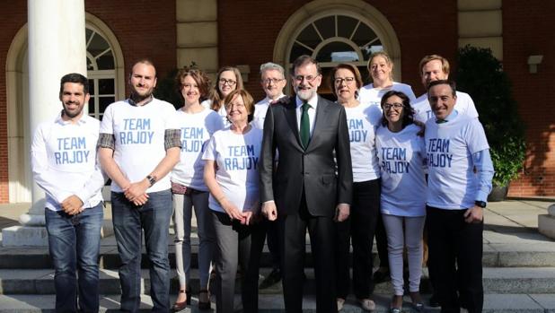 Rajoy se despide de La Moncloa compartiendo un ágape con su equipo