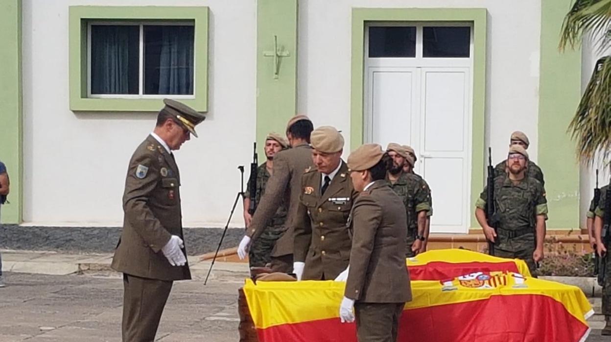 El teniente general Jefe del Mando de Canarias, Carlos Palacios Zaforteza, impone las medallas a los soldados fallecidos