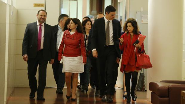 Sánchez busca equilibrios para mitigar en Moncloa su debilidad en el Congreso