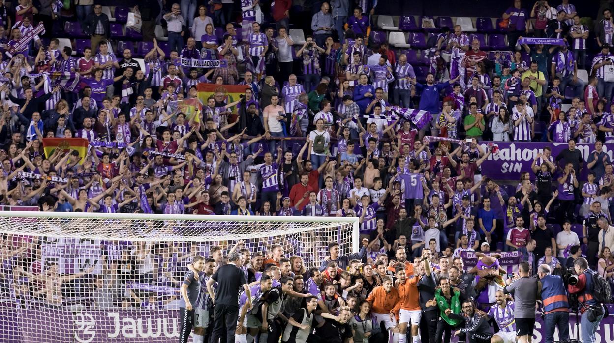 La afición llenó el Zorrila para acompañar al Valladolid en el partido que ha confrimado este sábado que jugará la fase de ascenso a Primera