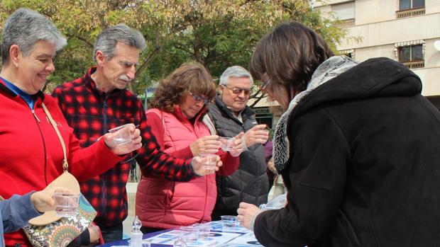 Los clientes de Hidraqua evitan 35.000 kilos de residuos plásticos al día gracias al agua del grifo