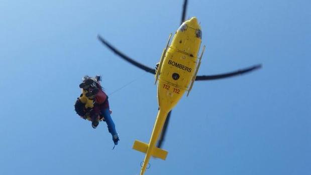 Rescatan a una joven en helicóptero tras clavarse un anzuelo en la barbilla cuando pescaba en un acantilado