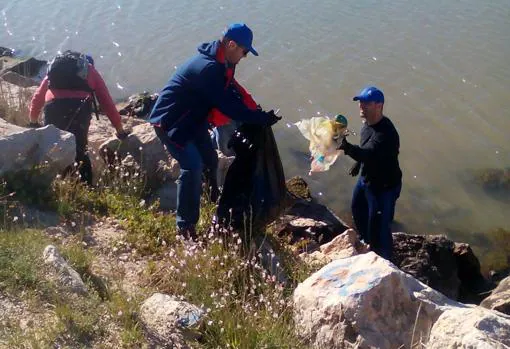 Empleados de Hidraqua recogiendo residuos plásticos en un paraje natural