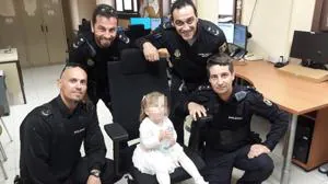 Los policías y la niña protagonistas del suceso de Palencia en la tarde de este pasado domingo