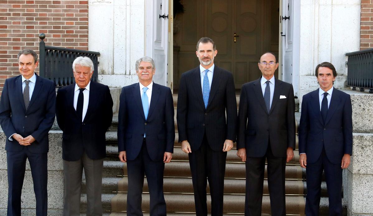 El Rey Felipe junto a Zapatero (i), Felipe González (2i), Dastis (3i), Aznar (d) y el Presidente del Real Instituto Elcano Emilio Lamo de Espinosa (2d),