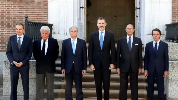 El Rey se reúne con Zapatero, Aznar y González en la cita del Patronato del Real Instituto Elcano