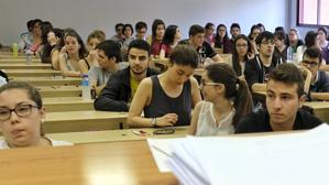 Estudiantes durante una prueba de acceso a la universidad