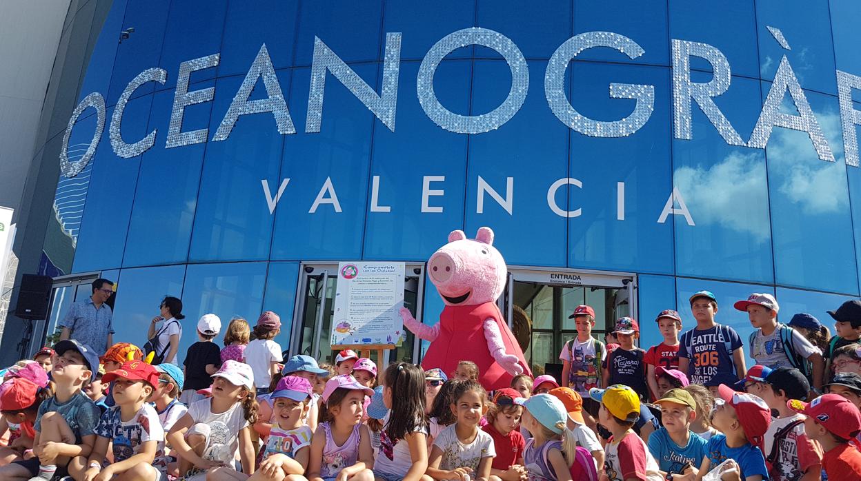 Niños en el Oceanogràfica de Valencia con Peppa Pig