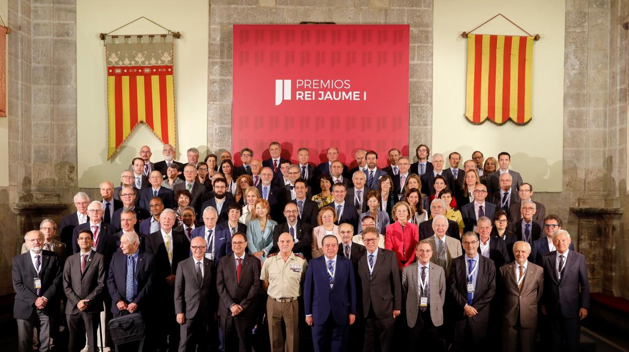 Foto de familia del jurado de los Premios Rey Jaime I en su trigésima edición