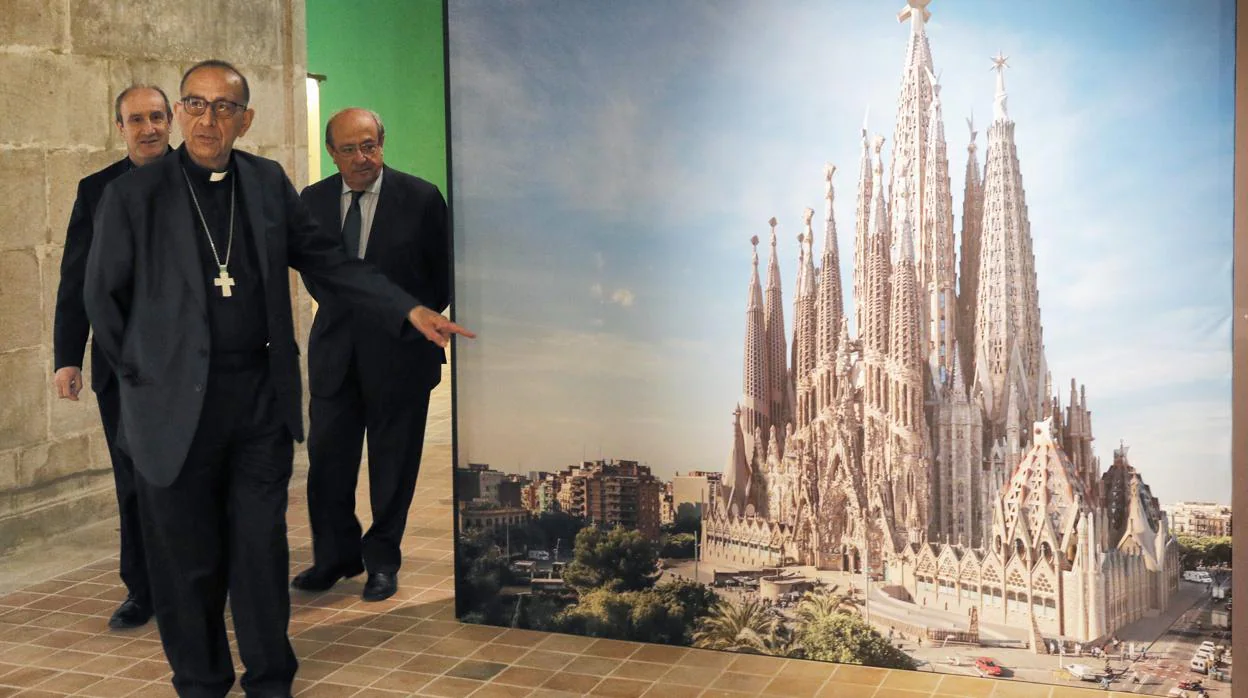 El cardenal arzobispo de Barcelona, Juan José Omella, presenta a la prensa la muestra «Gaudí y la Sagrada Familia».