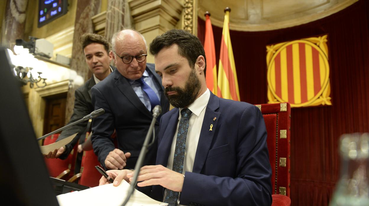 El presidente del Parlament, Roger Torrent, con el letrado Xavier Muro
