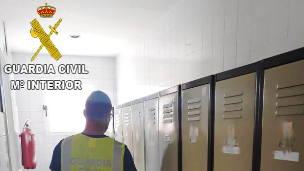 Detenida por usar tarjetas de crédito de sus compañeros de trabajo para pagar deudas