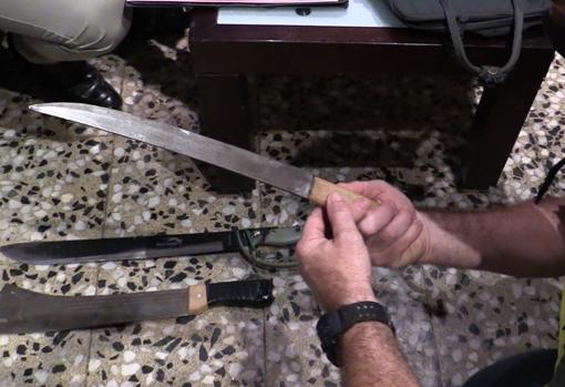 La banda utilizaba muchas armas blancas como espadas y machetes