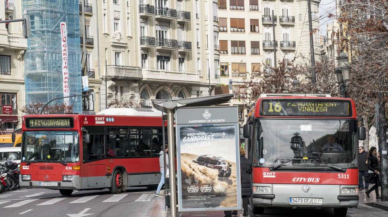 Imagen de archivo de un autobús de la EMT en Valencia