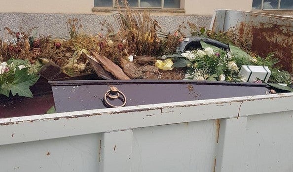 Aparece un ataud en un contenedor junto al cementerio de Trobajo del Camino