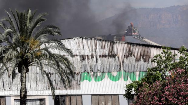 El incendio que ha arrasado la panificadora de Mercadona tardará días en extinguirse