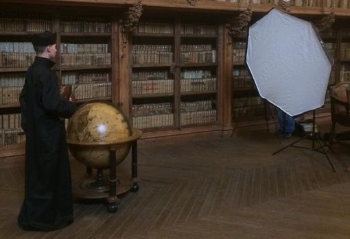 Matías Nieto realiza la fotografía a Javier Marcos dentro de la biblioteca de la Universidad de Salamanca