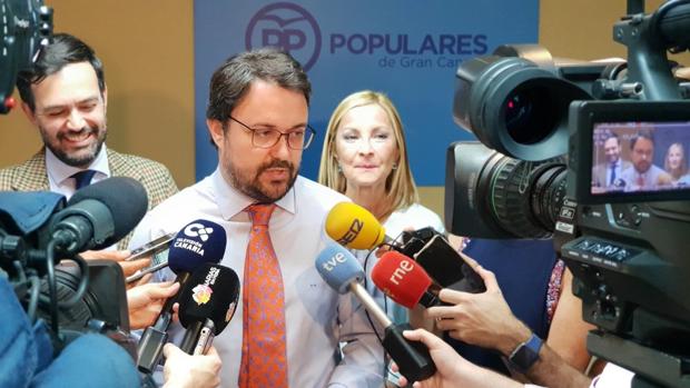 Malestar en el PP canario por «el centenar opaco» de cargos que ha tenido el Gobierno en las islas