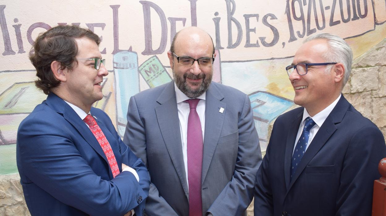 El alcalde de Salamanca, Alfonso Fernández Mañueco, el presidente nacional de CSIF, Miguel Borra y el presidente provincial de CSIF Salamanca, Federico Martín, este pasado jueves en Salamanca