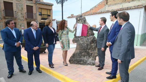 Page y la alcaldesa del municipio, Dolores Fernández, descubren la placa en el monolito