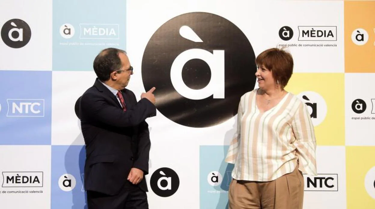 Soriano y la directora de À Punt, Empar Marco, en la presentación del canal autonómico de televisión