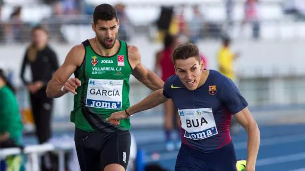 Lucas Búa entra por delante del también español Samuel García en la prueba de 400 metros celebrada este viernes en el Estadio Iberoamericano de Atletismo «Emilio Martín» de Huelva