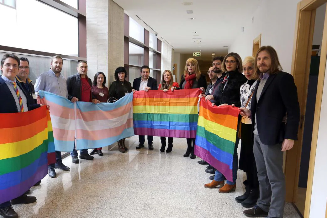 Miembros de la Federación regional LGTBI+ con procuradores de los grupos de la oposición el pasado mes de marzo en las Cortes