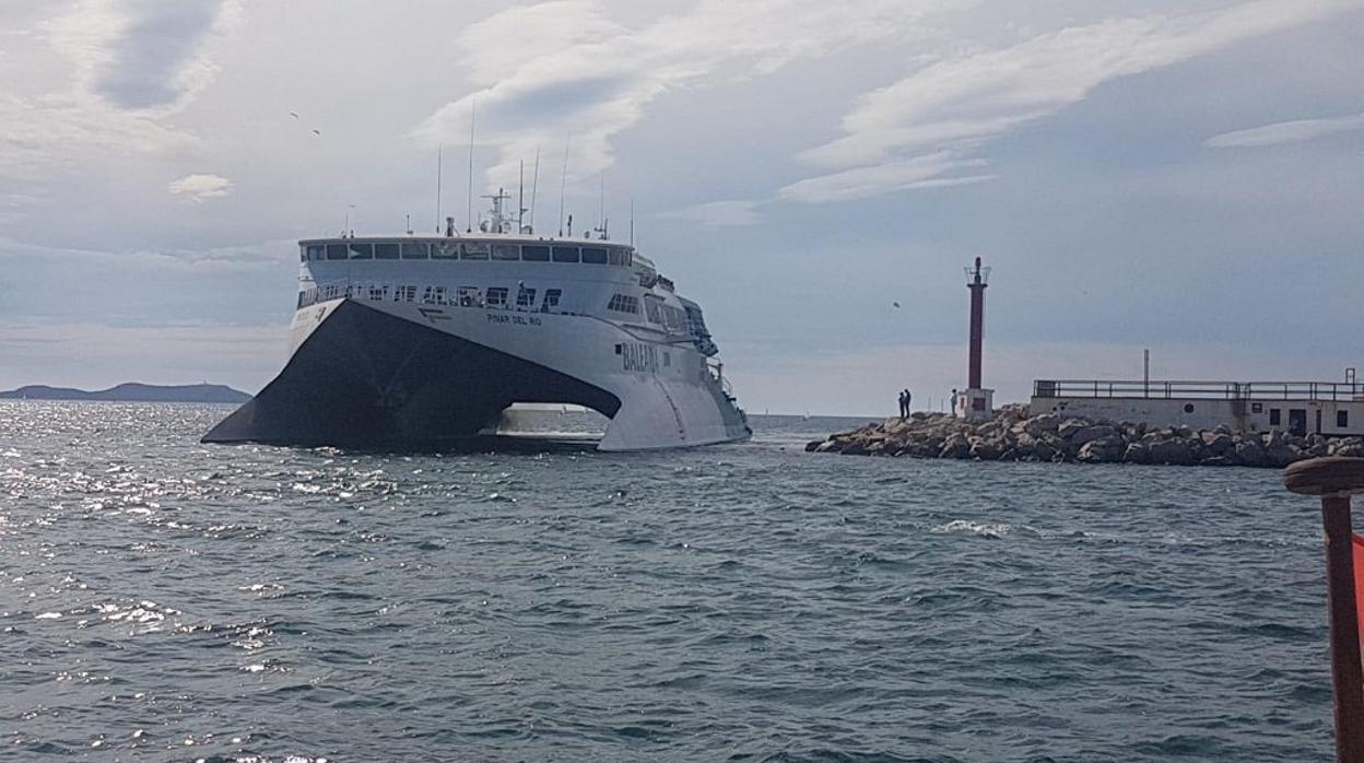 El ferry embarrancado en Ibiza