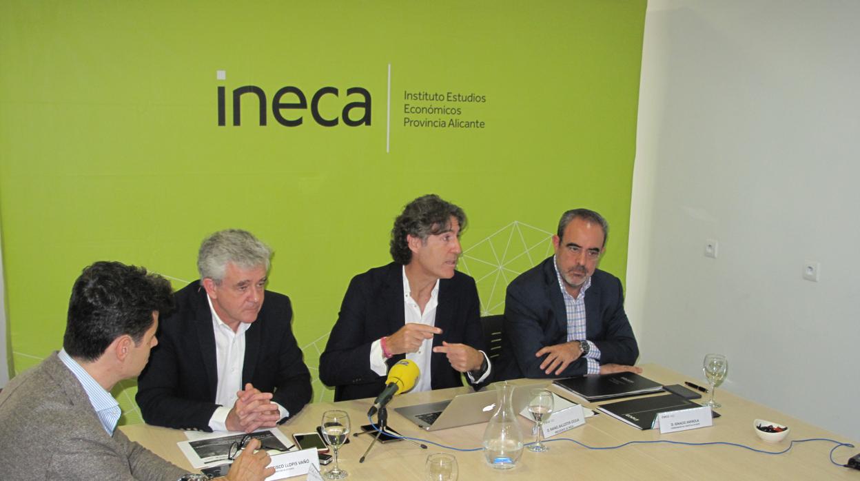 Rafael Ballester explicando datos económicos de Alicante, junto a otros miembros de su directiva en Ineca