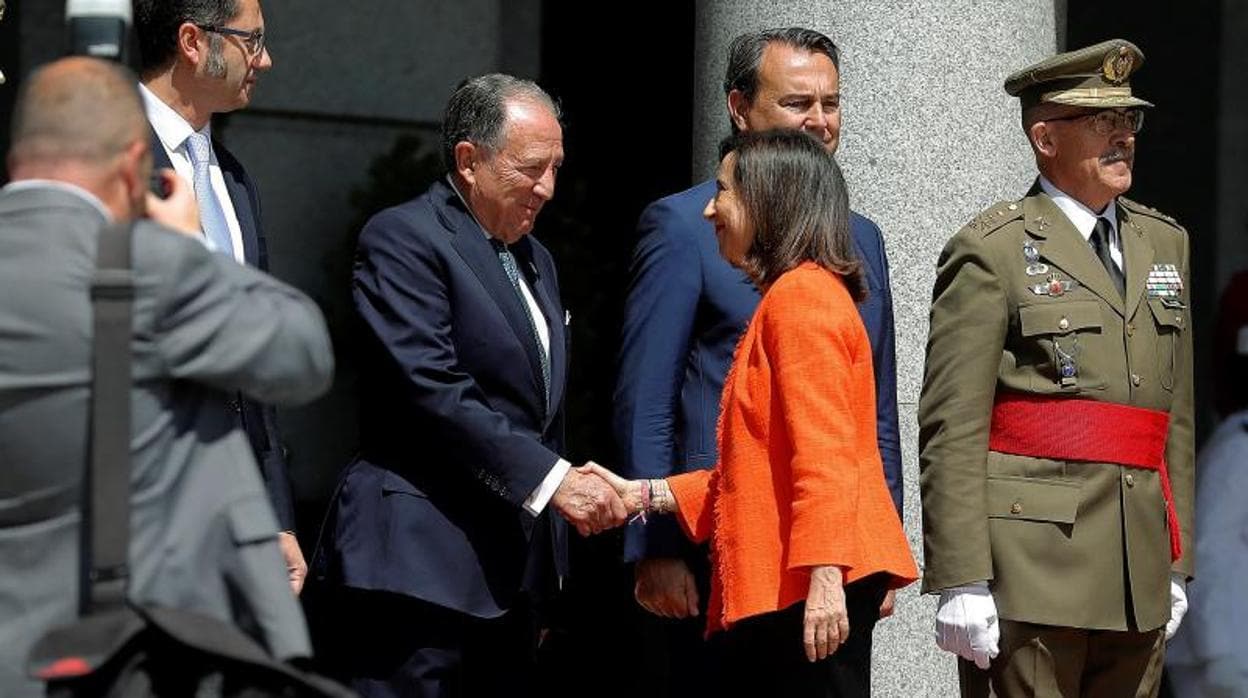 La ministra de Defensa Margarita Robles, saluda al Director del CNI Félix Sanz Roldán